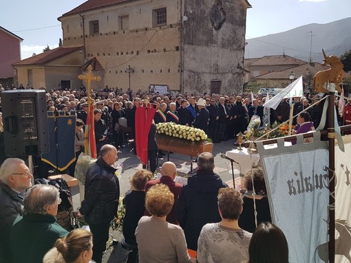 Albenga, una folla commossa per l'ultimo saluto all'ex sindaco Rosy Guarnieri (FOTO e VIDEO)