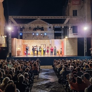 Il festival teatrale di Borgio Verezzi apre i battenti: piazza Sant’Agostino gremita per &quot;La strana coppia&quot;