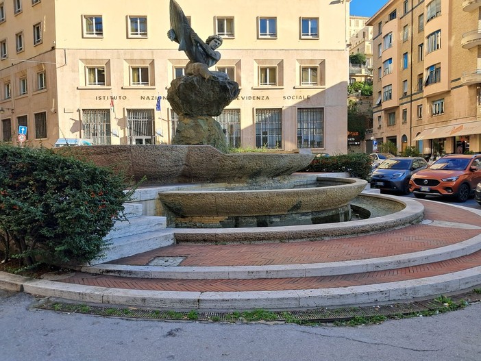 Savona, la &quot;fontana del pesce&quot; senza acqua e spenta, il Comune deve sostituire la pompa