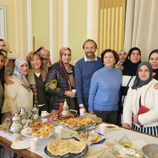 Le 25 allieve del corso di lingua italiana festeggiano la fine del primo trimestre con i dolci della tradizione marocchina