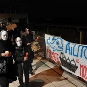 Savona, la protesta di Halloween contro il rigassificatore: la processione dai Marinella alle Fornaci (FOTO E VIDEO)