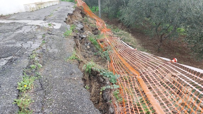 Savona: cede la strada, per un tratto di via della Vignetta chiusura urgente a pedoni e mezzi