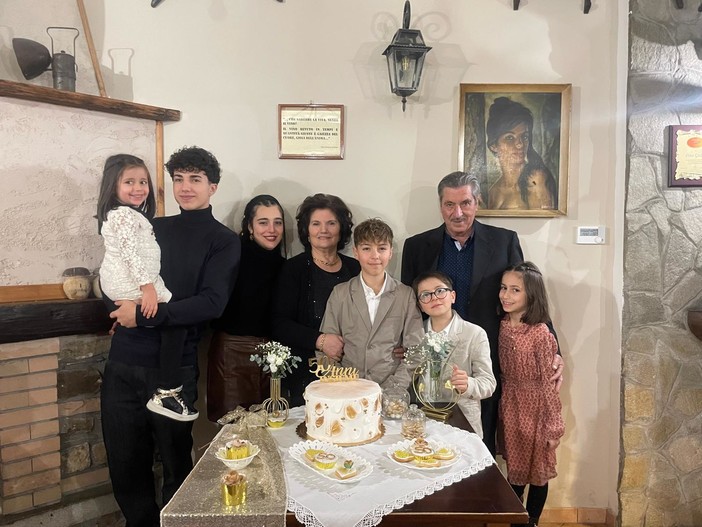 In foto i nonni Maria e Giuseppe (Peppino) Audia, con tutti i nipoti Giada, Emanuele, Giuseppe, Giovanni Maria, Emily Marie ed Eleonora