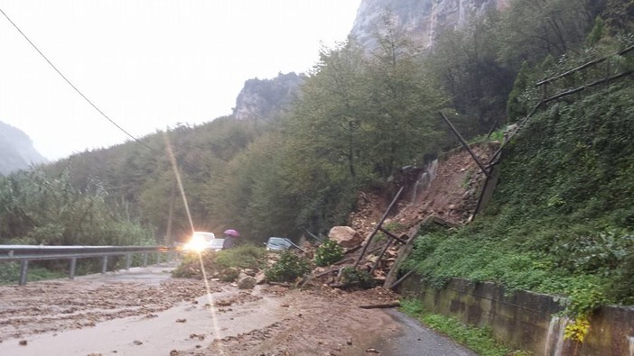 Finale Ligure, frane in tutto il territorio: chiusa l'Aurelia al Porto, la Provinciale del Melogno, per Feglino e l'Autostrada