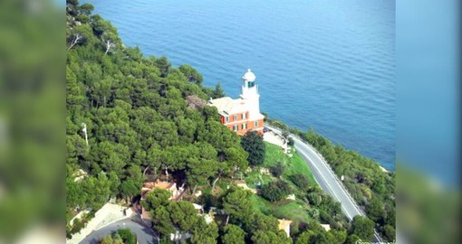 Faro di Capo Mele: il fascino in 3 lampi ogni 15 secondi