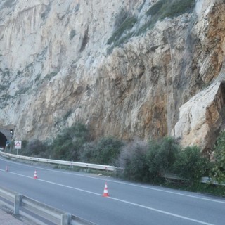 Finale, masso crollato sull'Aurelia: strada chiusa per permettere le verifiche del caso