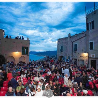 Il Festival di Verezzi: &quot;Teniamo vivo il teatro&quot;. I momenti salienti della rassegna &quot;rivivono&quot; su Youtube