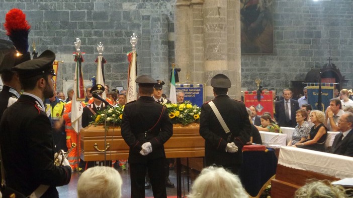 Albenga, una folla oceanica per l'ultimo saluto al Luogotenente dei Carabinieri Fulvio Pelusi