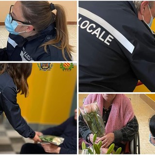 Loano, i fiori sequestrati donati dalla Polizia Locale agli anziani della casa di riposo Ramella: &quot;Un momento speciale&quot;