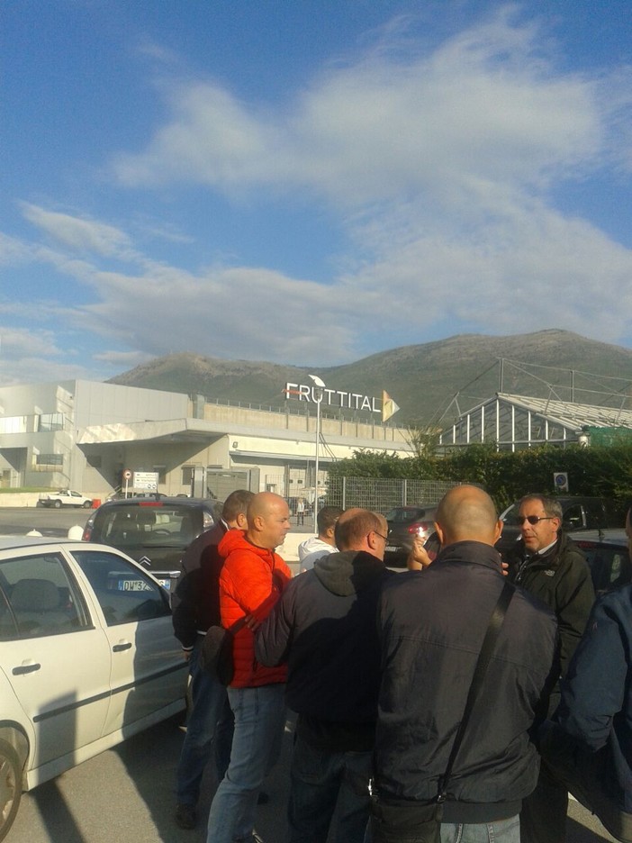 Confronto tra lavoratori Piaggio e Fruttital durante il presidio di oggi