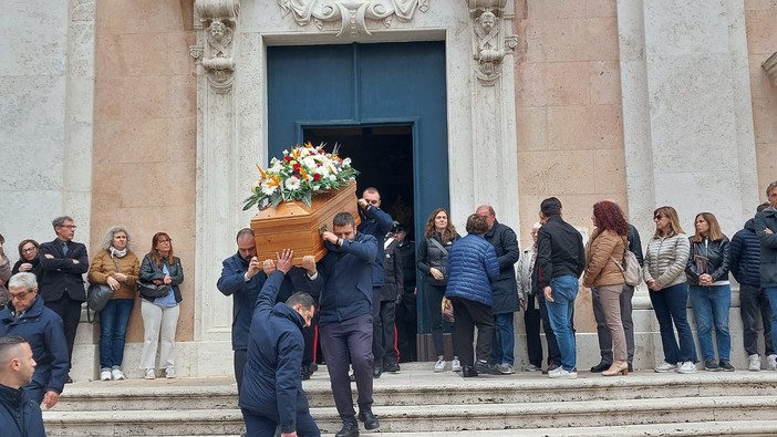 Albissola, l'ultimo commosso saluto a Alessandro Binello: &quot;Aveva il dono di lasciare un'impronta nel cuore&quot;