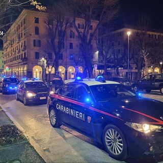 Aggrediscono e rapinano due giovani a Savona: denunciate due persone dai Carabinieri