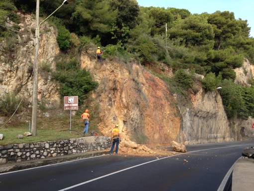 Smottamento a Capo Santo Spirito:  l'Aurelia riaperta a doppio senso