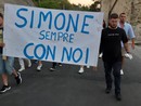 &quot;Sempre con noi&quot;, in 300 alla fiaccolata per ricordare Simone Ziporri. Funerali rimandati