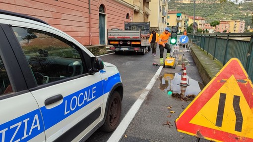 Finale, riaperta via Lungosciusa. Nuovo cedimento lungo l'argine del Pora in Borgo