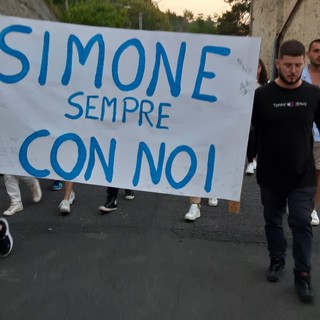 &quot;Sempre con noi&quot;, in 300 alla fiaccolata per ricordare Simone Ziporri. Funerali rimandati