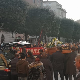 &quot;Ciao fratello&quot;: uno striscione in piazza a Pietra Ligure per dire addio al &quot;guerriero&quot; Cico Zerbini
