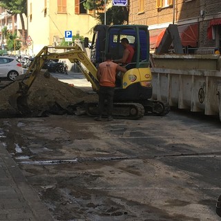 Savona, rottura tubo in via Collodi: a breve la riapertura della strada (FOTO)