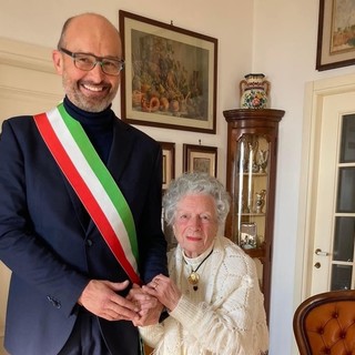 Finale in festa per i 100 anni di Ermelinda Ivaldo, gli auguri del sindaco Frascherelli