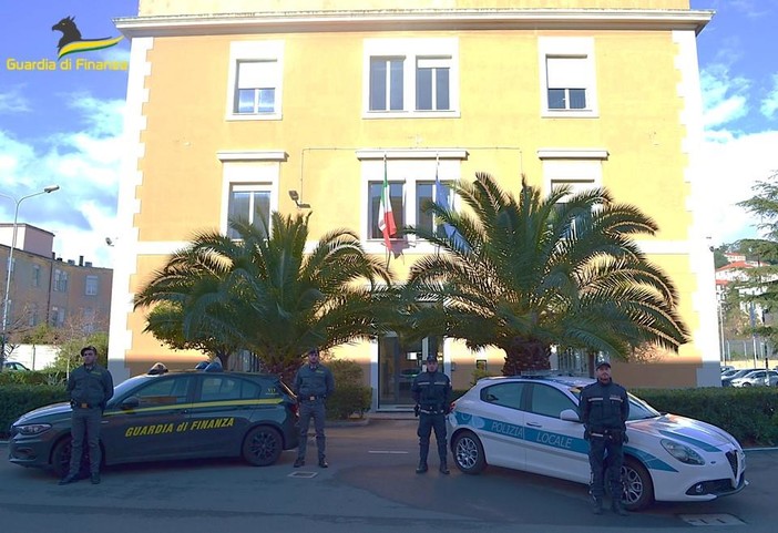 Prodotti non conformi alla marcatura CE, blitz di Finanza e polizia locale a Savona: sequestrati profumi, cosmetici e apparecchi elettronici