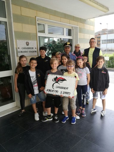 Borghetto Santo Spirito: gli alunni della scuola elementare “Valvaratella” in visita alla locale stazione carabinieri