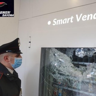 Con un bastone danneggia un distributore automatico e ruba 100 confezioni di marijuana light: 21enne arrestato a Varazze