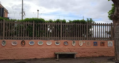 Sono esposte sul muretto delle ceramiche vicino alla stazione ferroviaria