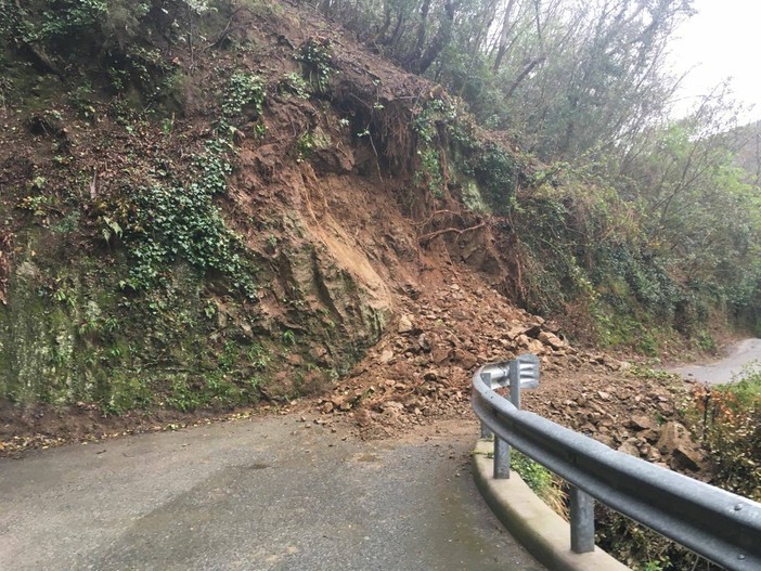 Chiusa per frana via Santuario della Pace che collega il comune di Celle ad Albisola (FOTO)