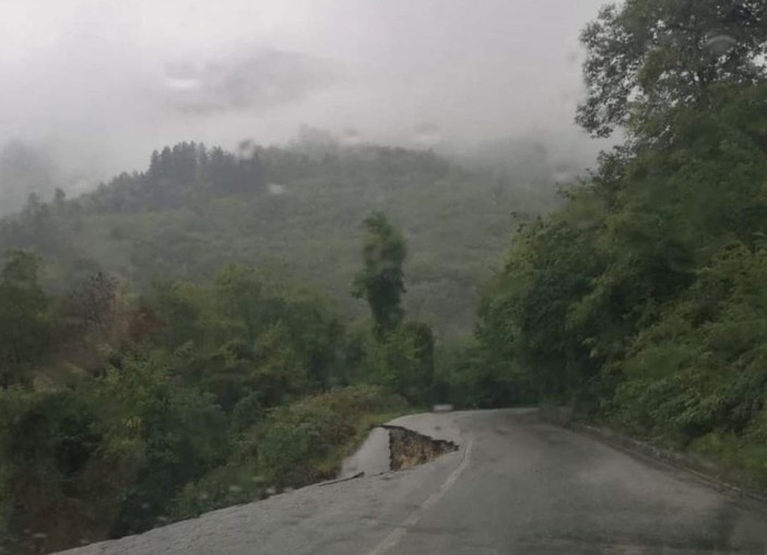 Sp 38, parte carreggiata crolla in località Bresca tra Mallare e Bormida (FOTO)