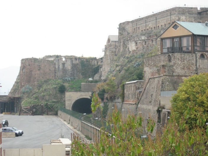 Savona: donna cade nel fossato della fortezza del Priamar