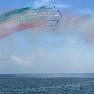 Frecce Tricolori, una lettrice indignata: “Vergogna, una bambina è morta da poco, ce ne siamo dimenticati?”