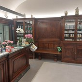 Savona, in Piazza Pertini ritorna la storica Farmacia dell'Ospedale: restaurate la porta e gli arredi in legno (FOTO)