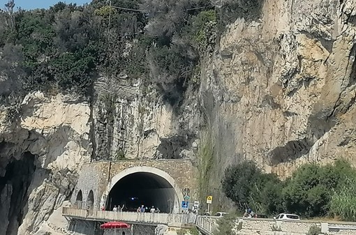 Finale, cade una pianta dalla galleria del Castelletto sull'Aurelia: verifiche in corso