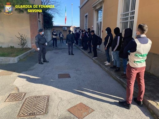 A piedi lungo la via Aurelia: la Guardia di Finanza ferma undici irregolari a Vado Ligure