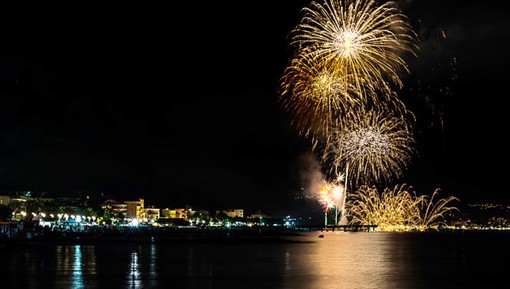 Fuochi d'artificio e spettacolo di Max Angioni. Così Ceriale festeggia San Rocco e il ponte di Ferragosto