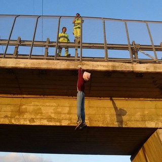 Albenga: individuato il Joker ecco le immagini del fantoccio in autostrada