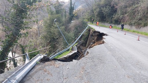 Savona, voragine sulla Sp12 del Santuario: franata parte della carreggiata (FOTO)