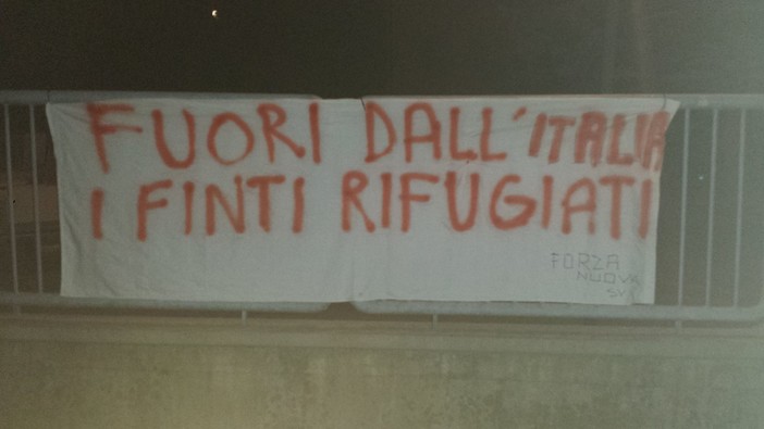 Blitz di Forza Nuova a Cengio con uno striscione contro gli immigrati