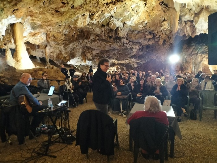 Una vita di soddisfazioni e successi: presentato &quot;Io Amo&quot;, il libro del cantautore alassino Franco Fasano