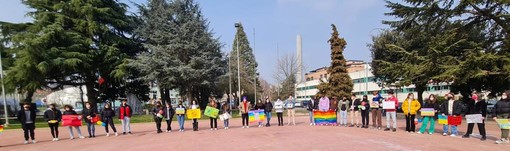 Carcare, studenti del liceo Calasanzio in piazza per manifestare contro la guerra