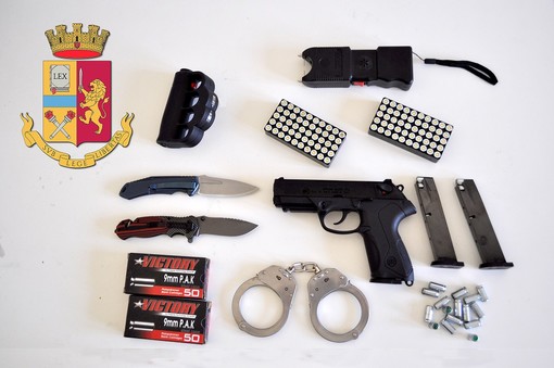 Savona, spara con una pistola a salve: denunciato 39enne in possesso anche di due storditori e due coltelli
