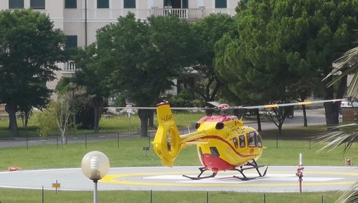 Biker cade sulle alture di Alassio: mobilitato l'elisoccorso, codice giallo al Santa Corona