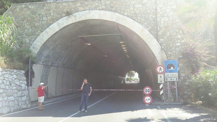 Cadono dei calcinacci nella galleria di San Donato di Finale: via Aurelia chiusa al traffico