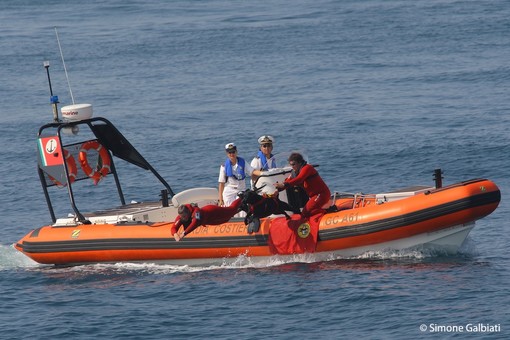 Moto d'acqua si scontra con una barca a vela a Finale, un ferito