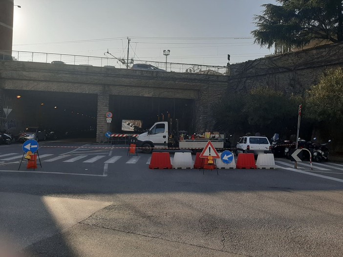 Savona, a causa dei lavori sulla fibra chiusa a salire la galleria della stazione