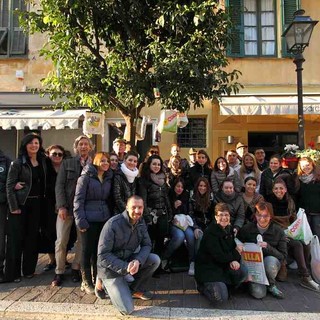 Alassio, gli alberi di via Torino testimonial per la colletta alimentare