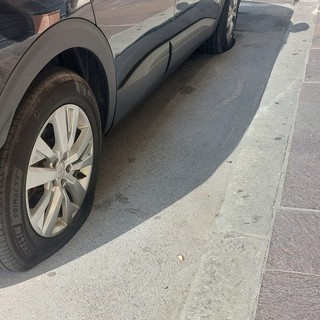 Savona, non si placano i raid vandalici ai danni delle auto: bucate diverse gomme