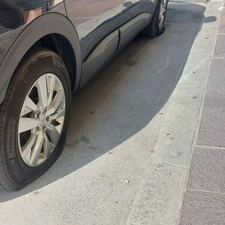 Tagliano le gomme delle auto in via Pietro Giuria e via Luigi Corsi a Savona: denunciati due giovani