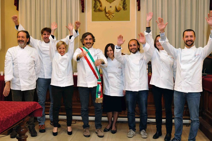 Alassio, prenotano in 120 per vedere giunta ed imprenditori collaborare in cucina nel cooking team building