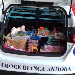 Avis e croce bianca di Andora donano giocattoli ai piccoli ricoverati del Gaslini di Genova